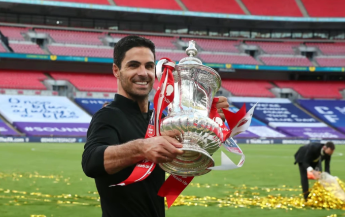 HLV Mikel Arteta cầm Cup sau trận Arsenal thắng Chelsea ở chung kết Cup FA trên sân Wembley, London, Anh ngày 1/8/2020. Ảnh: AFP