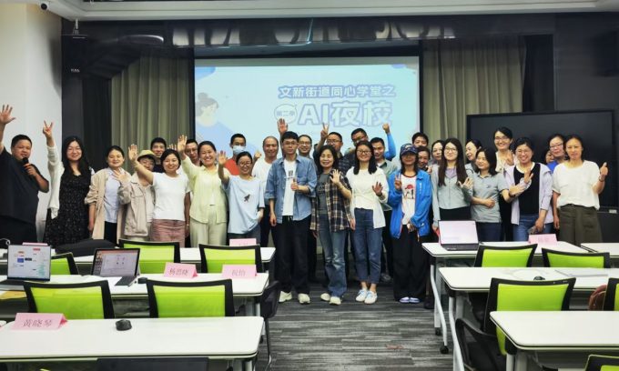 Một lớp học AI bình dân ban đêm ở Hàng Châu. Ảnh: Global Times
