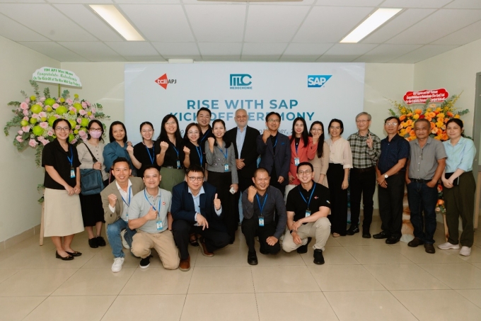 Đại diện Medochemie, TDI APJ, SAP cùng đội dự án hai bên chụp hình tại lễ khởi động RISE With SAP cho ngành dược phẩm.