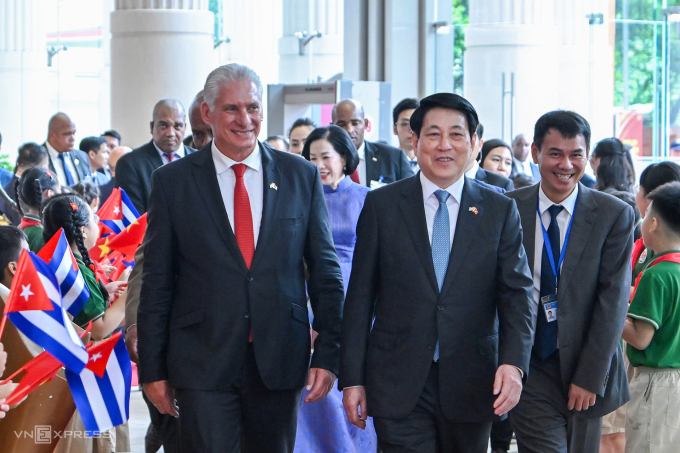 Chủ tịch nước Lương Cường và Bí thư thứ nhất, Chủ tịch nước Cuba Miguel Diaz Canel Bermudez tại Nhà hát Hồ Gươm. Ảnh: Giang Huy