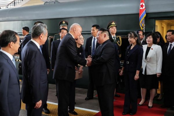 Kim Jong-un và con gái đến Trung Quốc: Chuyến thăm gây chú ý