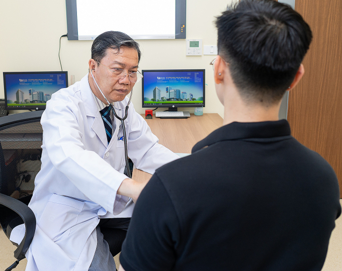 Bác sĩ Quang Minh khám cho người bệnh. Ảnh minh họa: Bệnh viện Đa khoa Tâm Anh