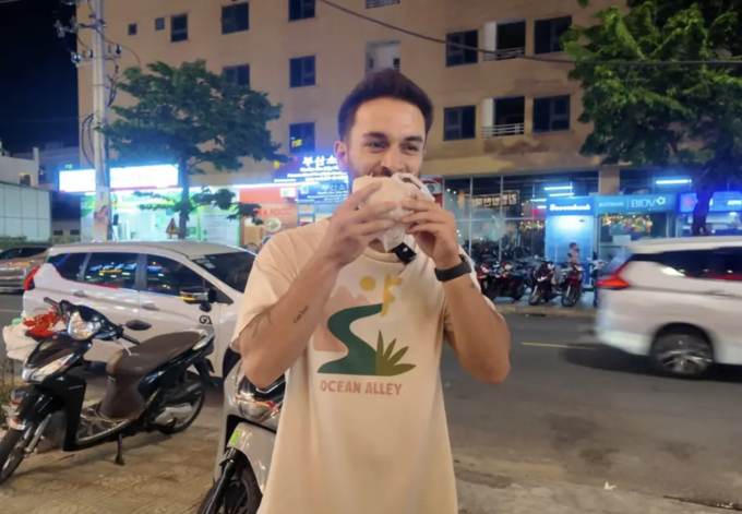Ky thưởng thức bánh bao sau khi săn được tiếng rao vào buổi tối. Ảnh: NVCC