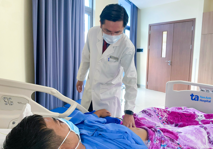 Bác sĩ Đạt thăm khám cho anh Tuấn sau ca mổ mở cắt thận trái. Ảnh: Bệnh viện Đa khoa Tâm Anh