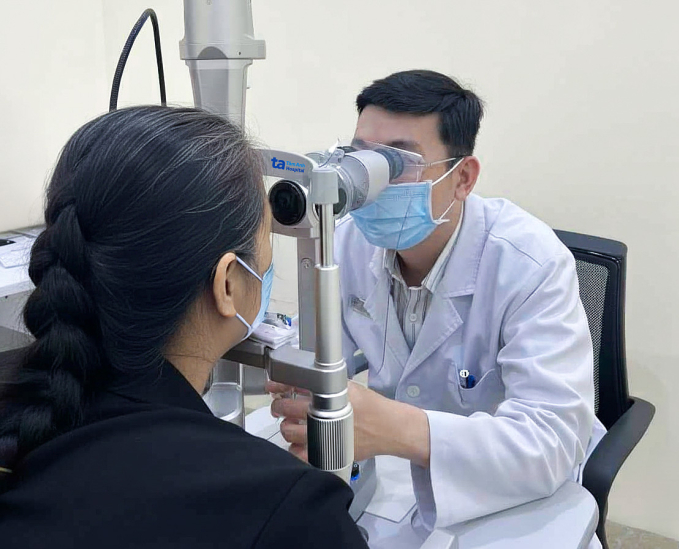 Bà Thúy tái khám thị lực sau điều trị. Ảnh: Bệnh viện Đa khoa Tâm Anh