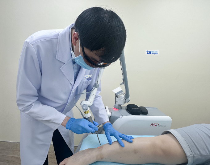 Chị Miên được điều trị tăng sắc tố do nấm bằng laser pico. Ảnh: Bệnh viện Đa khoa Tâm Anh