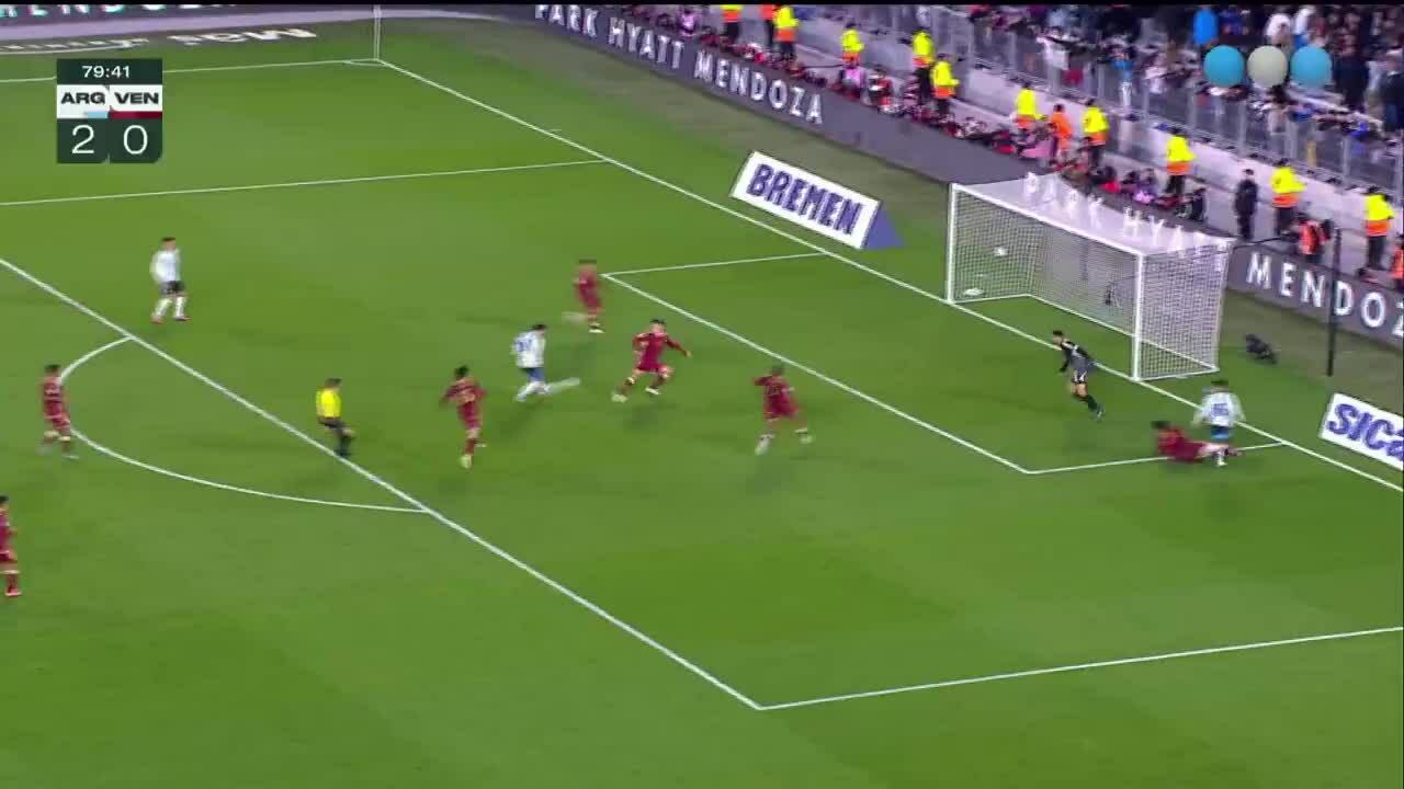 Bàn thắng thứ hai của Messi vào lưới Venezuela