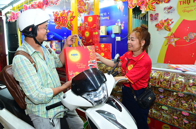 Người tiêu dùng mua bánh tại một quầy bánh trung thu ở quận 1. Ảnh: Thi Hà