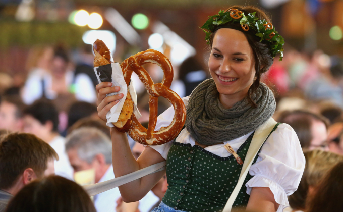 Bánh brezel tại lễ hội bia ở Đức. Ảnh: WSJ