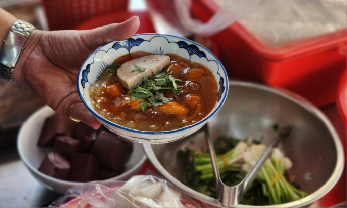 Bánh canh Nam Phổ có màu đỏ đặc trưng. Ảnh: Bích Phương