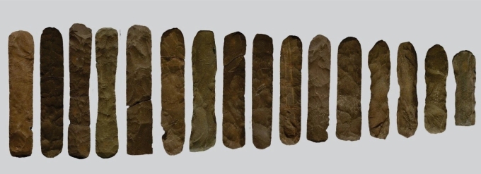 Bộ đàn đá 16 thanh đá rhyolite được tạo ra khoảng 3.500 - 3.000 năm trước. Ảnh: Cục Di sản văn hóa