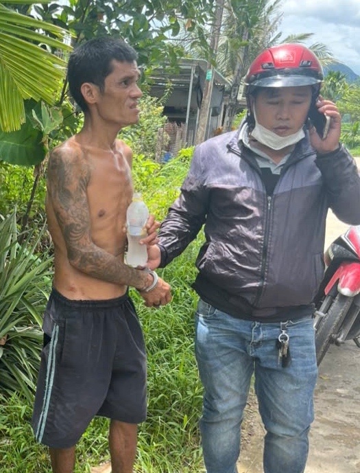 Tuấn lúc bị bắt sáng nay 8/9. Ảnh: Công an xã Nghĩa Giang