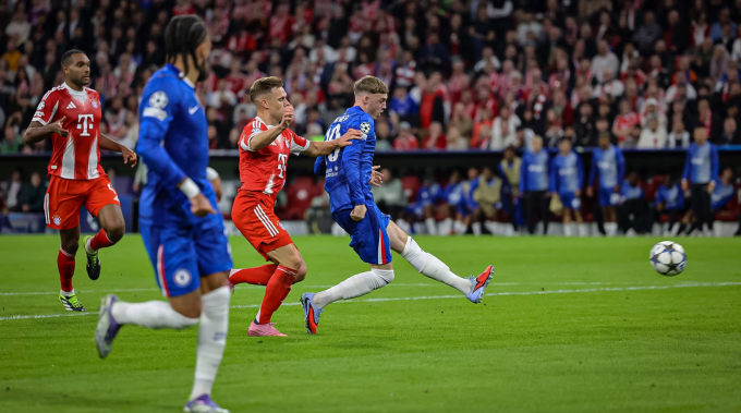 Cole Palmer dứt điểm rút ngắn cách biệt xuống 1-2. Ảnh: FC Bayern