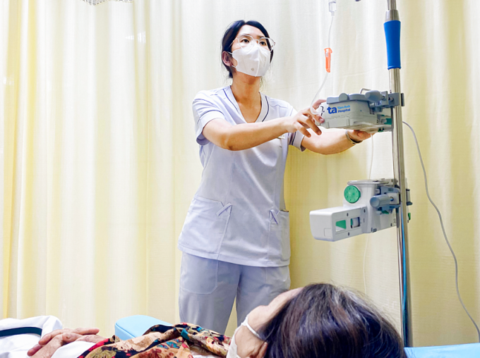 Điều dưỡng khoa Ung bướu kiểm tra quá trình truyền thuốc cho bà Liên. Ảnh: Bệnh viện Đa khoa Tâm Anh