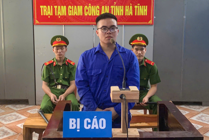 Bị cáo Huy tại phiên xử trực tuyến, được kết nối từ Trại tạm giam Công an tỉnh Hà Tĩnh tới phòng xét xử của TADN tỉnh Hà Tĩnh, sáng 25/9. Ảnh: Đức Hùng