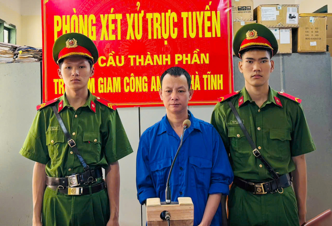 Bị cáo Huy tại phiên xử trực tuyến, được kết nối từ trại giam tới phòng xét xử của TADN tỉnh Hà Tĩnh, sáng 11/9. Ảnh: Hùng Lê