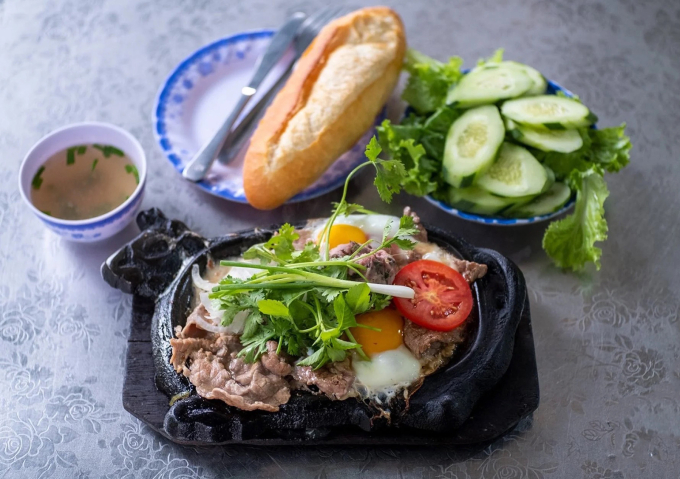 Bò bít tết kiểu Việt Nam, còn gọi là Bò né. Ảnh: Instagram/dcfoodiemy