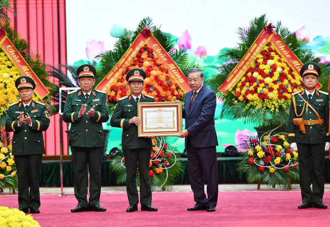 Tổng Bí thư Tô Lâm trao danh hiệu Anh hùng Lực lượng vũ trang nhân dân tặng Bộ Tổng tham mưu. Ảnh: Trọng Hải