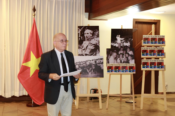 Pedro de Oliveira chia sẻ quá trình đến với tư tưởng Hồ Chí Minh tại Lễ kỷ niệm 133 năm Ngày sinh Chủ tịch Hồ Chí Minh, tại thủ đô Brasilia năm 2023. Ảnh: TTXVN