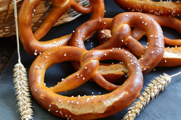 Bánh Brezel Đức: Câu chuyện về chiếc bánh hình cầu nguyện