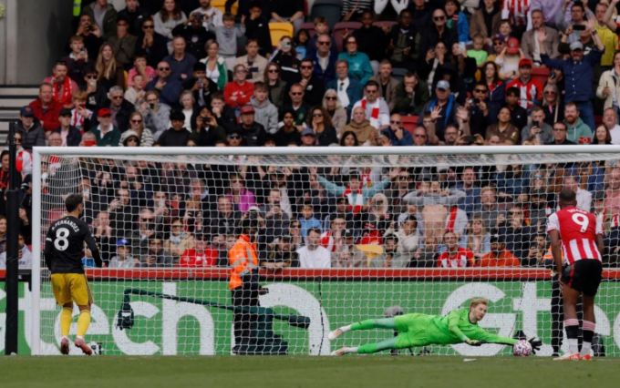 Bruno Fernandes (trái) đá hỏng phạt đền. Ảnh: Reuters