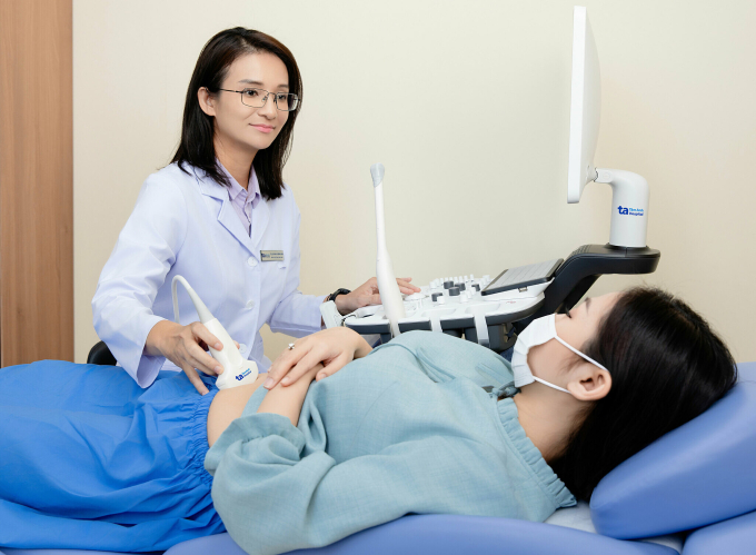 ThS.BS Phan Hà Minh Hạnh siêu âm cho người bệnh. Ảnh minh họa: Nguyễn Thắng