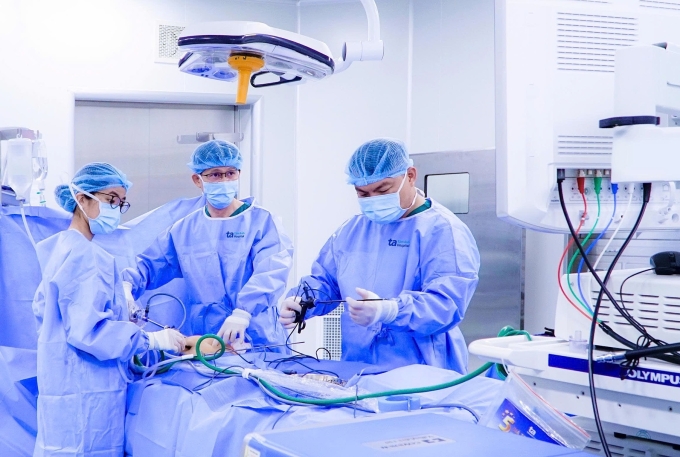 Bác sĩ Tấn phẫu thuật cho bệnh nhân Thu. Ảnh: Bệnh viện Đa khoa Tâm Anh