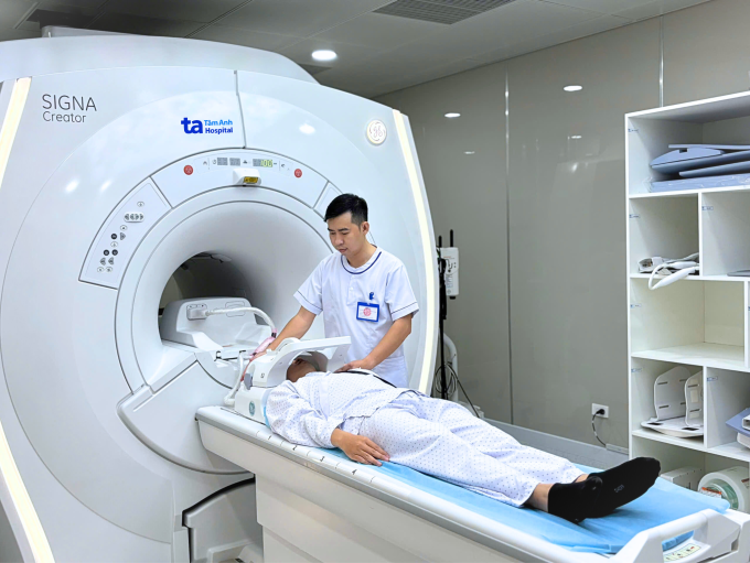 Nhân viên y tế chuẩn bị cho người bệnh chụp MRI đánh giá bệnh Moyamoya. Ảnh: Bệnh viện Đa khoa Tâm Anh