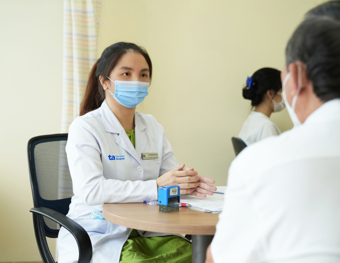 Bác sĩ Vân giải thích kết quả đo mật độ xương cho người bệnh. Ảnh: Bệnh viện Đa khoa Tâm Anh