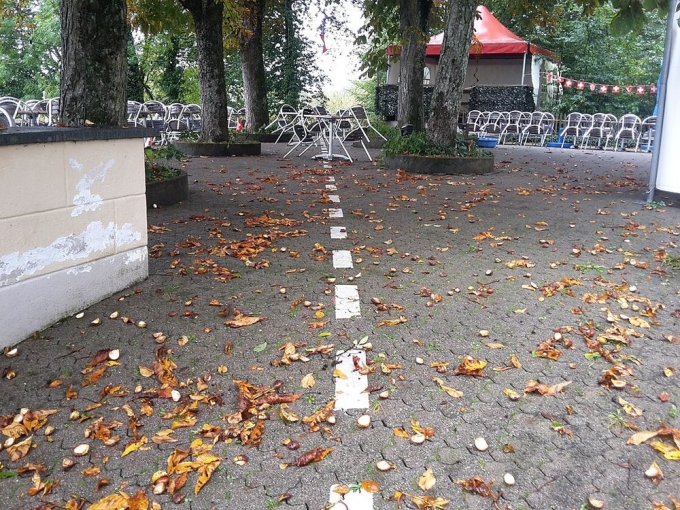 Vạch vôi đứt đoạn màu trắng thay cho hàng rào biên giới hai nước Thụy Sĩ - Đức, chạy qua một nhà hàng tại Büsingen. Ảnh: Amusing