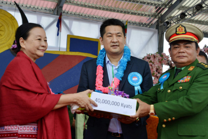 Saw Chit Thu (phải) và Xà Chí Giang (giữa) trong sự kiện từ thiện ở Myawaddy, Myanmar. Ảnh: BP