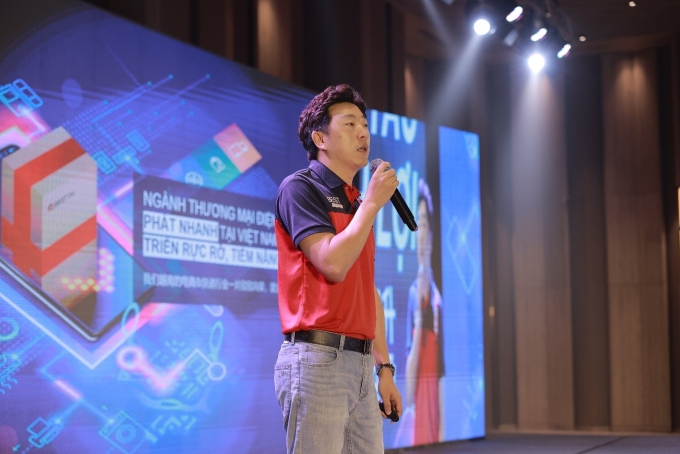 Ông Gavin Lu, Tổng giám đốc BEST Inc. Việt Nam chia sẻ thông tin trong hội nghị Đối tác Nhượng quyền Toàn quốc. Ảnh: BEST