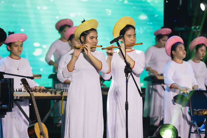 Các em nhỏ của Mái ấm huynh đệ Như Nghĩa trình diễn nhạc cụ dân tộc với ca khúc Ước vọng cho tuổi thơ. Ảnh: Ban tổ chức cung cấp