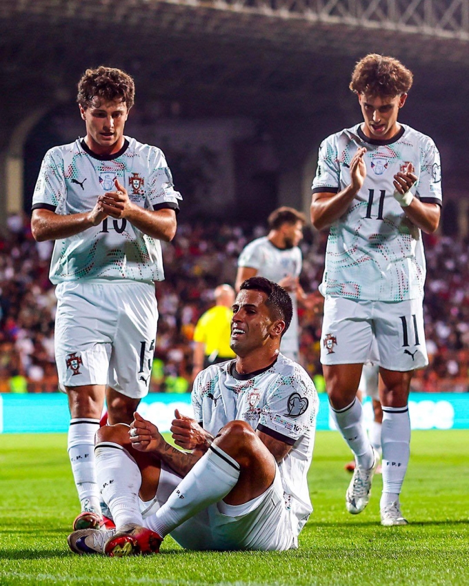 Joao Cancelo mừng bàn theo phong cách quen thuộc của Jota.