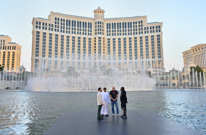 Canelo Alvarez, Turki al-Sheikh và Dana White, Terence Crawford (tư trái qua phải) trong buổi chụp hình tại Bellagio, Las Vegas, Mỹ ngày 8/9. Ảnh: Netflix