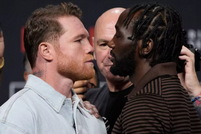 Canelo Alvarez (trái) chạm mặt Terence Crawford trong buổi họp báo ngày 11/9. Ảnh: AP