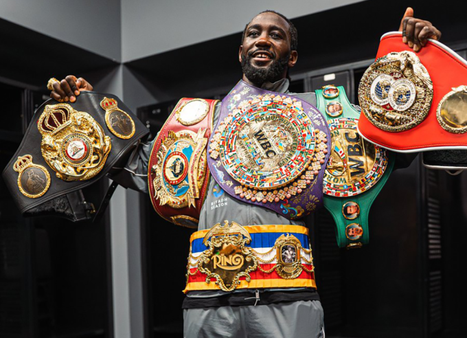 Terence Crawford khoe các đai hạng siêu trung sau khi thắng Canelo. Ảnh: NYfights