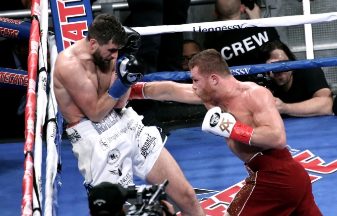 Canelo Alvarez đánh bại Rocky Fielding vào năm 2018, vào cùng tuần mà anh trai bị bắt cóc. Ảnh: EPA