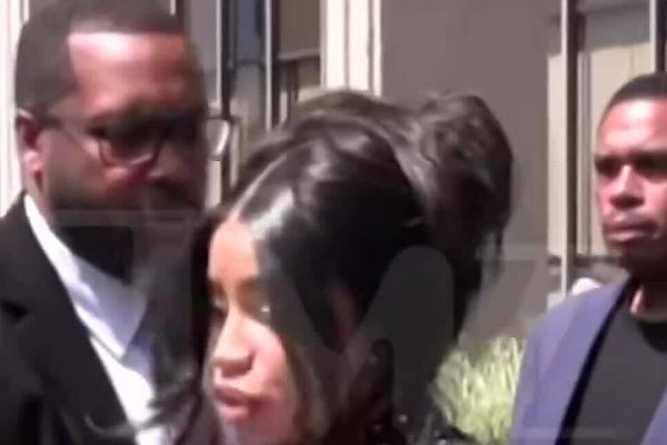 Cardi B đáp trả anti-fan: Đừng coi thường tôi!