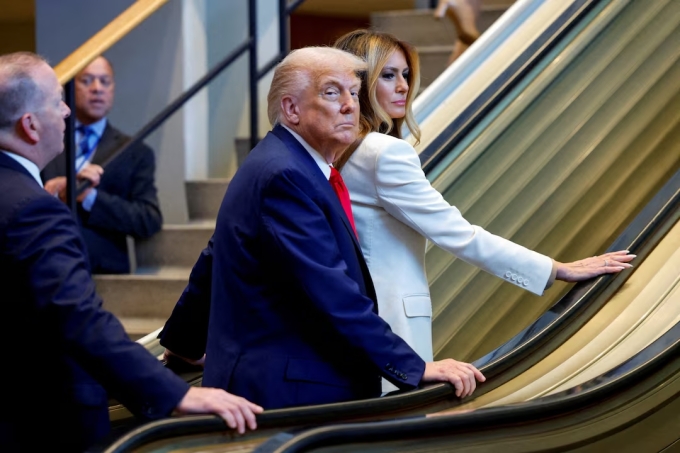 Vợ chồng ông Trump trên chiếc thang cuốn gặp sự cố tại trụ sở LHQ hôm 23/9. Ảnh: Reuters