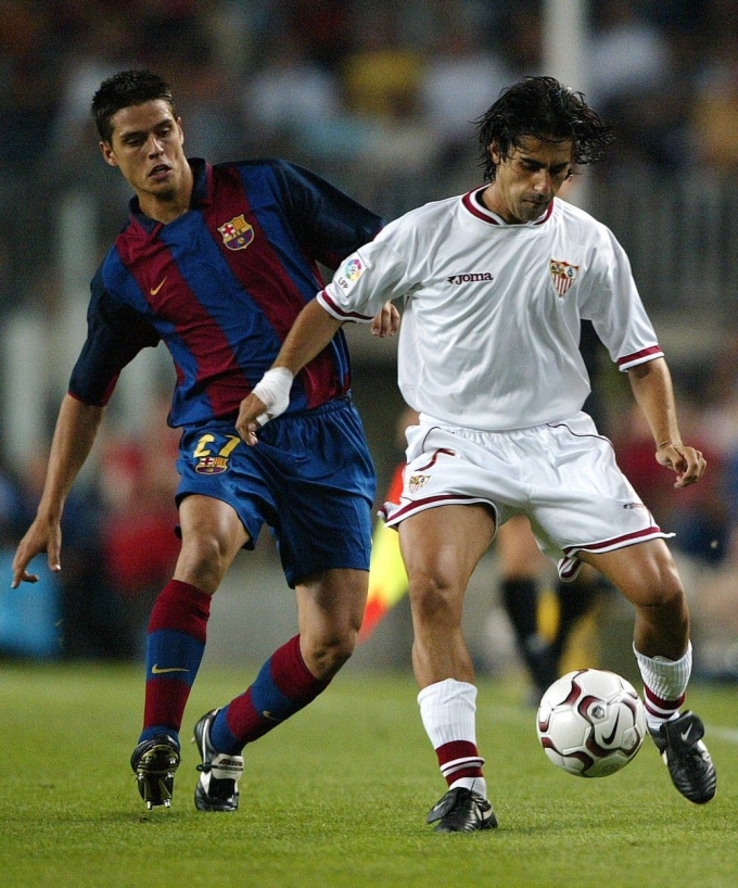 Lopez (trái) khi còn khoác áo Barca. Anh sinh năm 1980, trưởng thành từ lò La Masia, chơi cho đội một giai đoạn 2003-2006 ở vị trí hậu vệ trái.