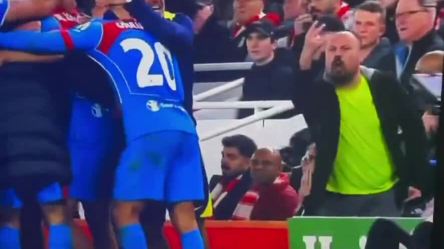 CĐV Liverpool lăng mạ Atletico
