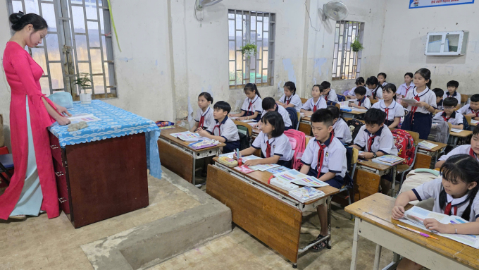 Trường học ở TP HCM dùng bàn ghế tạm cho học sinh - 1