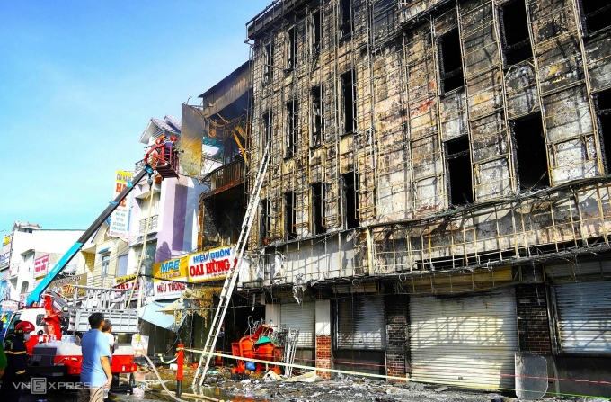 Căn nhà bán đồ sắt và trụ sở chi nhánh ngân hàng sau vụ cháy. Ảnh: Chúc Ly