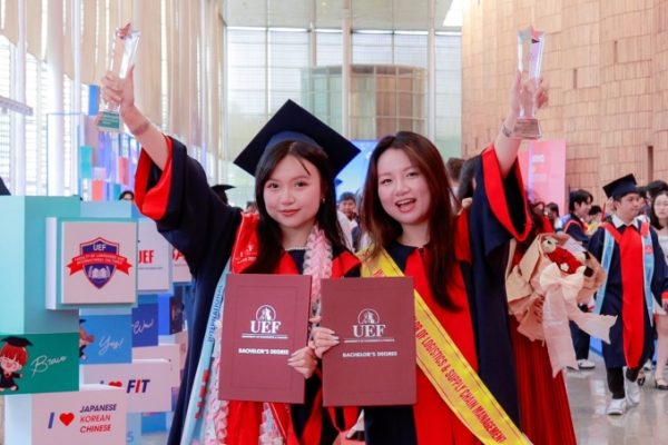 Song Sinh Thủ Khoa: Câu Chuyện Thành Công