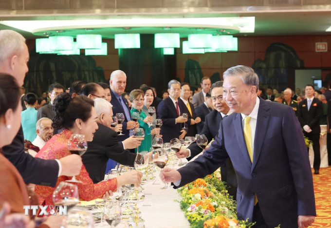 Tổng Bí thư Tổ Lâm và Chủ tịch Quốc hội Trần Thanh Mẫn với các đại biểu. Ảnh: TTXVN