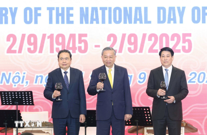Tổng Bí thư Tô Lâm, Chủ tịch nước Lương Cường và Chủ tịch Quốc hội Trần Thanh Mẫn thực hiện nghi thức chúc mừng. Ảnh: TTXVN