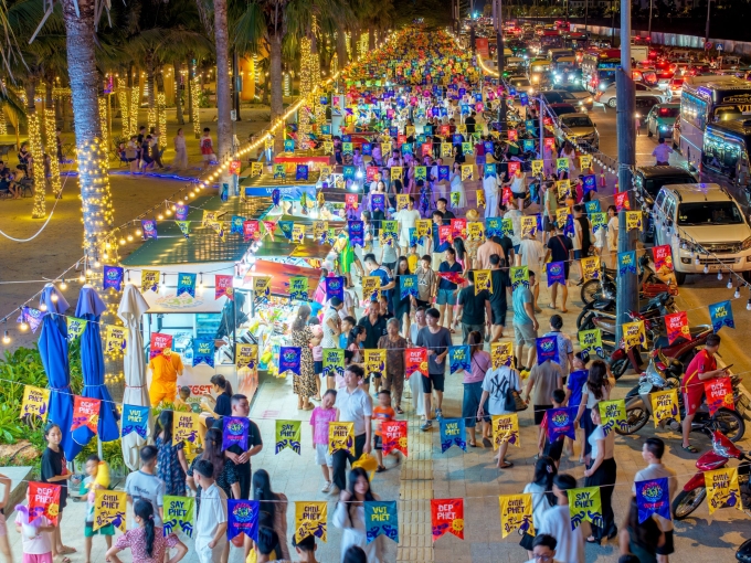 Khung cảnh chợ đêm Vui-Fest tại Hạ Long.