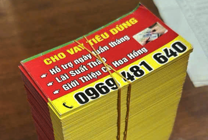 Các tờ rơi quảng cáo. Ảnh: Công an cung cấp