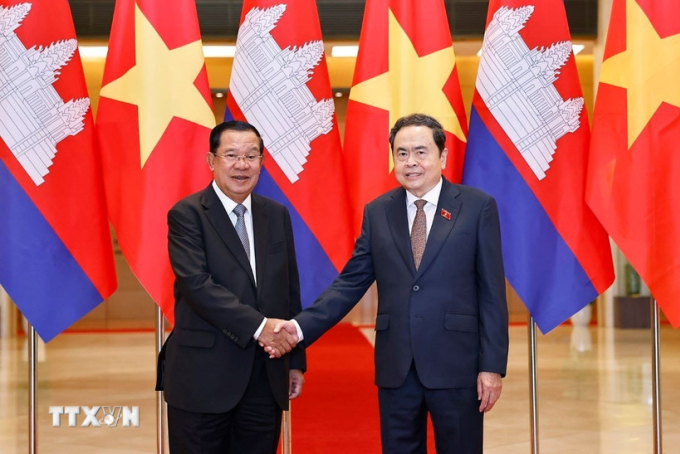 Chủ tịch Quốc hội Trần Thanh Mẫn và Chủ tịch Đảng Nhân dân Campuchia, Chủ tịch Thượng viện Campuchia Hun Sen. Ảnh: TTXVN